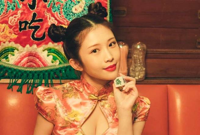 雞排妹（鄭家純）自從曝光遭性騷後，是否參選引發關注。（圖／摘自雞排妹臉書）