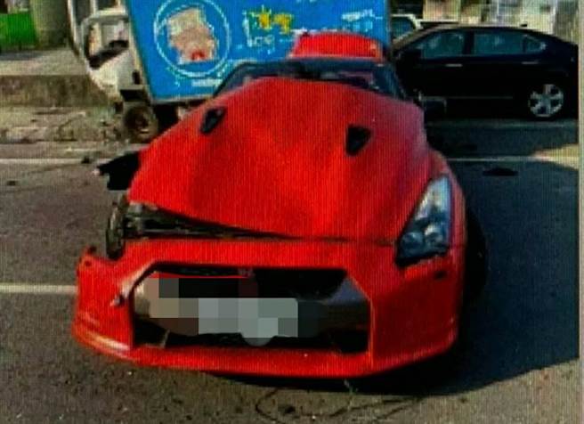 42岁刘姓男子日前开着有东瀛战神之称的GTR跑车，在桃园市富国路往庄敬路行驶，却不慎失控衝撞路边停车，导致刘男胸部与手脚擦挫伤。（翻摄照片／赖佑维桃园传真）