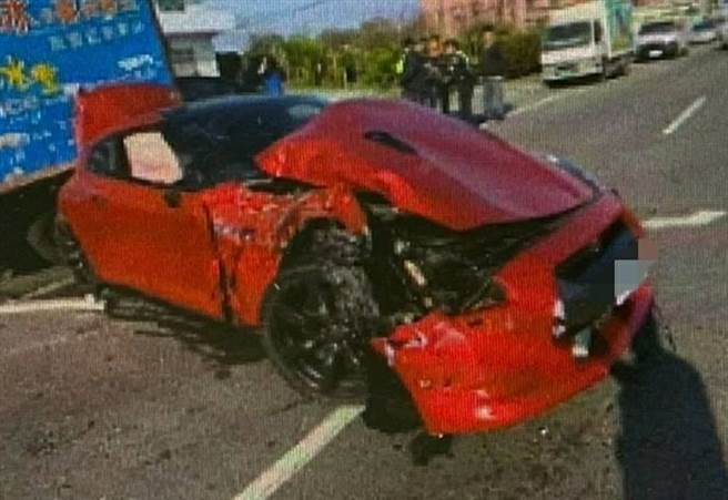 42岁刘姓男子日前开着有东瀛战神之称的GTR跑车，在桃园市富国路往庄敬路行驶，却不慎失控衝撞路边停车，导致刘男胸部与手脚擦挫伤。（翻摄照片／赖佑维桃园传真）