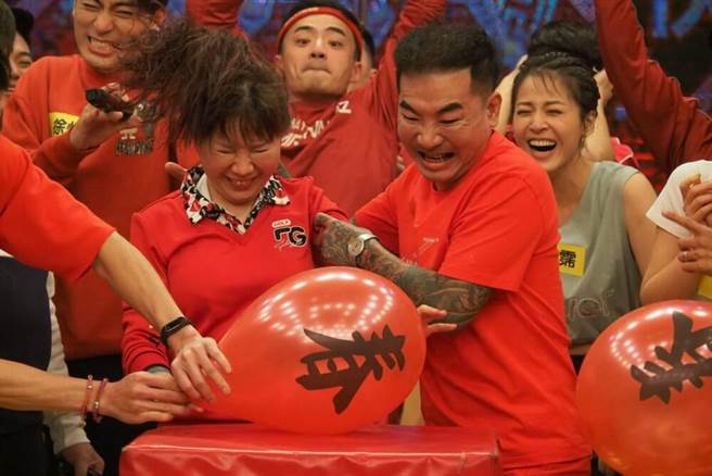 素人刺青冠军老师以「拚命杀敌」表情按压老婆的头撞气球。（民视提供）