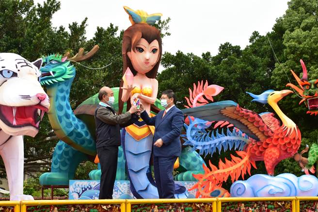 天穿艺术展主灯为女娲补天，19日起至3月3日止，于新埔潘屋前展示，新竹县长杨文科（右）、新埔镇长林保禄（左）17日前往了解筹备状况。（庄旻静摄）