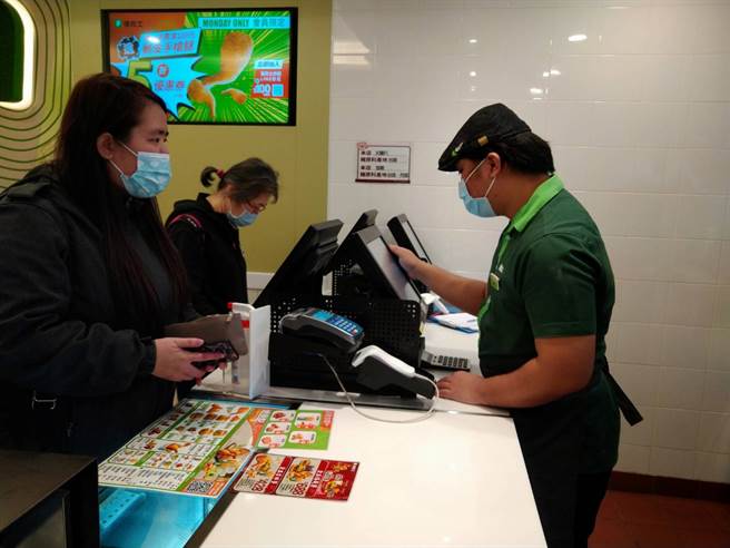 好脾气的阿智就算遇到客人诸多的要求也能一笑带过(顶新和德文教基金会提供)