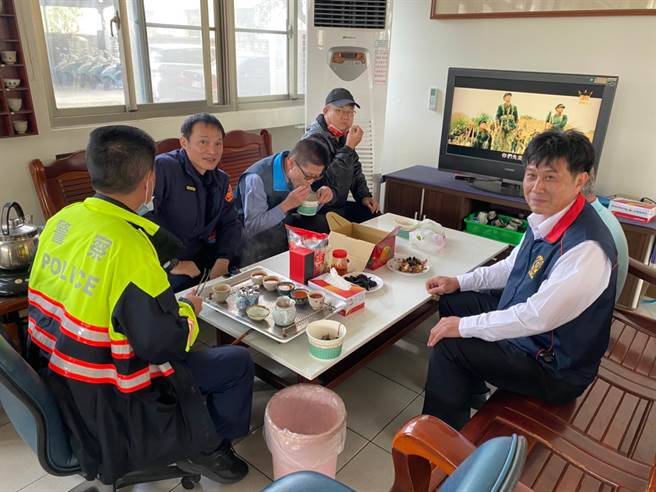 大秀派出所长赖进忠暖心秀厨艺，亲煮「所长茶叶蛋」慰劳值勤同仁。