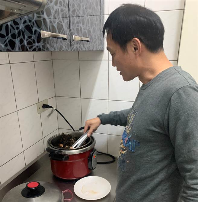 大秀派出所长亲煮「所长茶叶蛋」慰劳值勤同仁，让员警大呼超专业。(戴志扬翻摄)