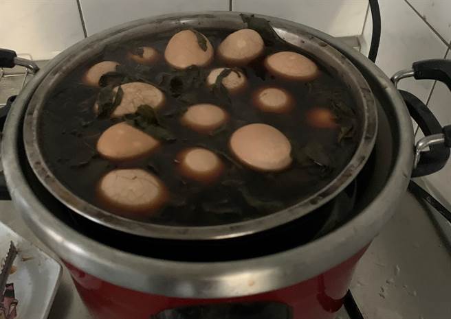 大秀派出所长亲煮「所长茶叶蛋」慰劳值勤同仁，让员警大呼超专业。(戴志扬翻摄)