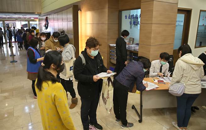 臺產防疫保單曾引發熱購和總部大樓前排隊認購人潮，初步清點收件超過300萬件。(本報系資料照片)