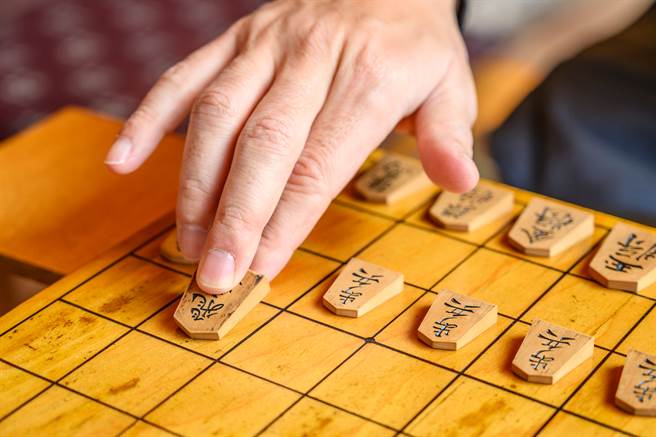 日本将棋界天才型棋士藤井聪太，为专心在将棋棋艺上，18岁的他今年1月自行从就读的高中退学。(示意图/shutterstock)