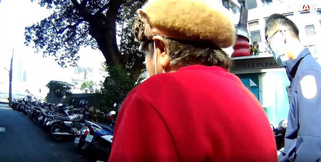 员警凭藉着阿婆一句「榕树公」，帮忙找到回家的路。（民眾提供／卢金足台中传真）