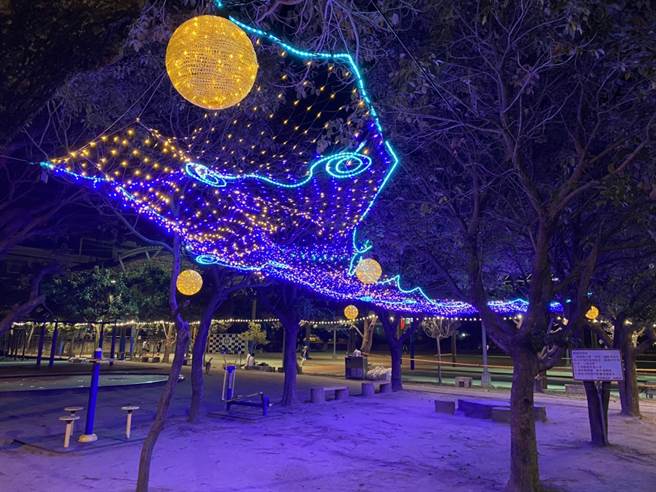 苗栗縣苑裡鎮公所今年沒有舉辦元宵節活動，年節燈飾點燈到4月初，圖為「銀河星球」燈飾裝置藝術。（苑裡鎮公所提供／巫靜婷苗栗傳真）