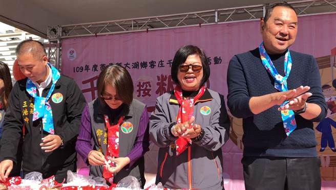 苗栗縣大湖鄉公所每年會在元宵節當天舉辦活動，今年因防疫確定取消，圖為去年搓湯圓活動照片。（本報資料照片）