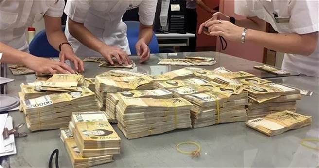 2018年8月29日，戴子郎携带鉅额未申报韩元遭海关查获，关员耗费数小时才将成堆钞票清点完毕。（中时资料照 范扬光摄）