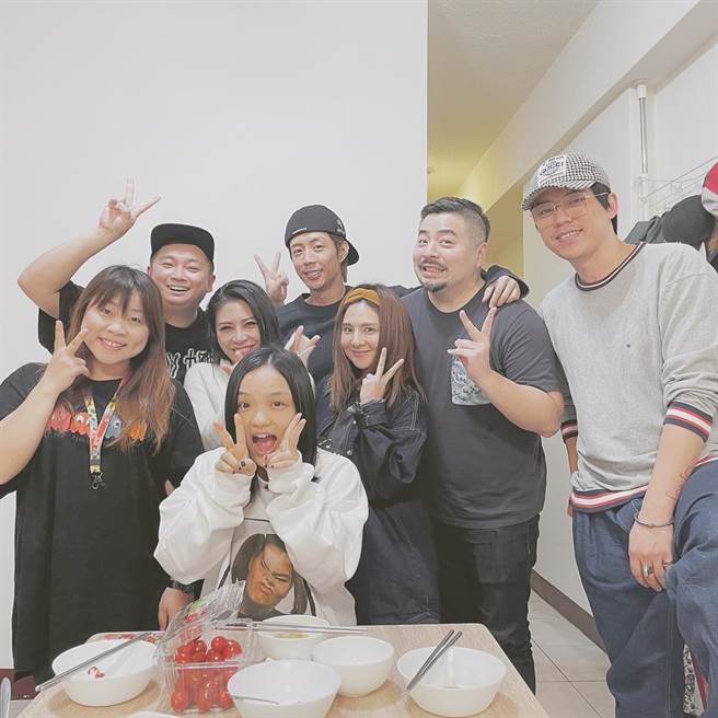 徐佳瑩、艾怡良、郭靜、左光平、小杰、HUSH等「哺乳室」成員新春聚會。（摘自臉書）