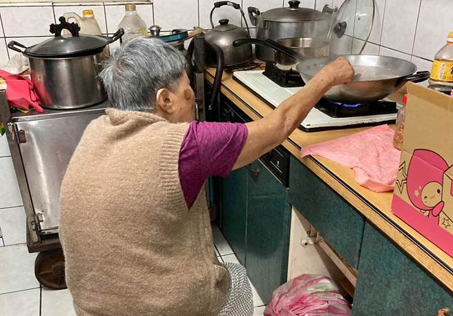 1名网友日前PO出1张高龄90岁的母亲过年时，为他亲自下厨制作「蛋肠」的照片，被网友称「最幸福的背影」。（图／翻摄自脸书「爆废公社公开版」）