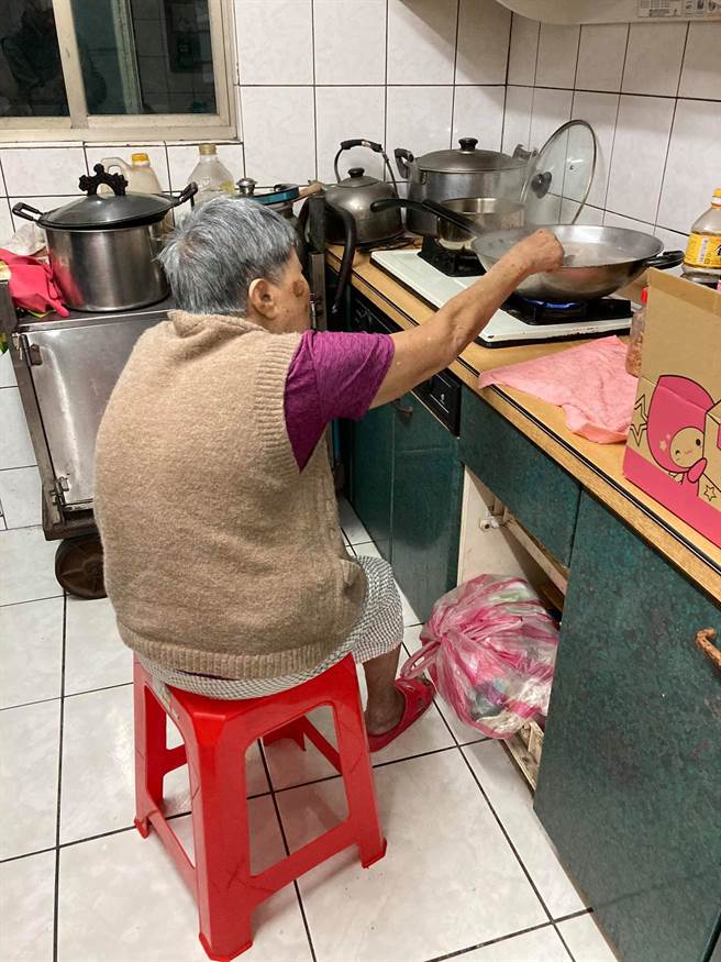 1名网友日前PO出1张高龄90岁的母亲过年时，为他亲自下厨制作「蛋肠」的照片，被网友称「最幸福的背影」。（图／翻摄自脸书「爆废公社公开版」）