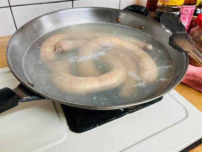 据悉，基隆当地的知名美食「蛋肠」制作不易、做工繁琐，因为味道鲜美、造型特殊，又有「火锅界马卡龙」别称。（图／翻摄自脸书「爆废公社公开版」）