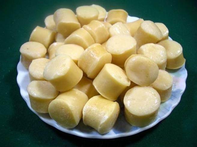 「蛋肠」是基隆地区的知名在地美食，做法如同灌香肠一样，将调味好的蛋液填入猪小肠内，加热后便成了黄澄澄的蛋肠。（图／翻摄自脸书「爆废公社公开版」）