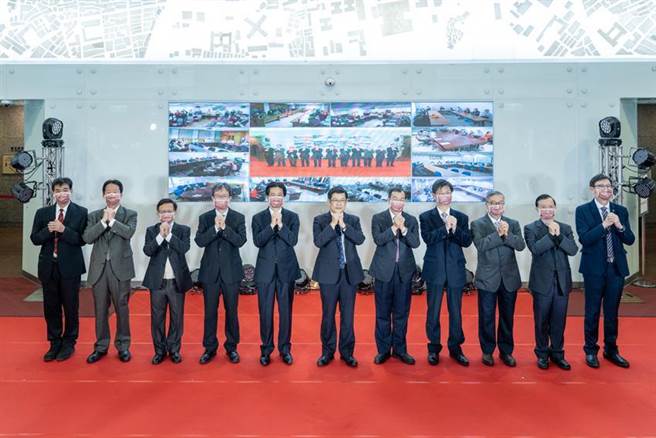 台电今举办2021新春团拜，会中利用超大型萤幕，与台电横跨本岛北中南东、离岛各地共84个单位同步连线、视讯拜年。图／台电提供