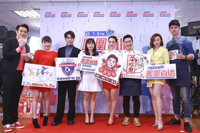 赖芊合（右四）开心四姊妹帮妈妈买房。（民视提供）