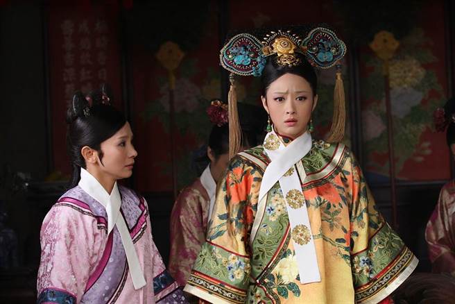 女星蒋欣因为饰演《后宫甄环传》里可恶到不行的华妃，红遍两岸三地。(图/ 摘自微博)