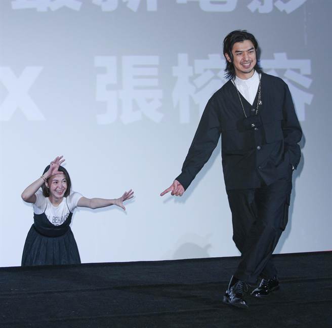 张榕容、陈柏霖在发布会现场逗趣合照。（吴松翰摄）