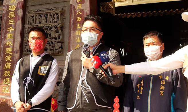 删Q总部发言人杨文元（中）17日下午在大里区里长郑伯其（左）陪同下，前往雾峰福新宫新春祈福向玄天上帝祈福拜年，指出人在做天在看，神明不会保佑赞成莱猪进口的立委。（黄国峰摄）