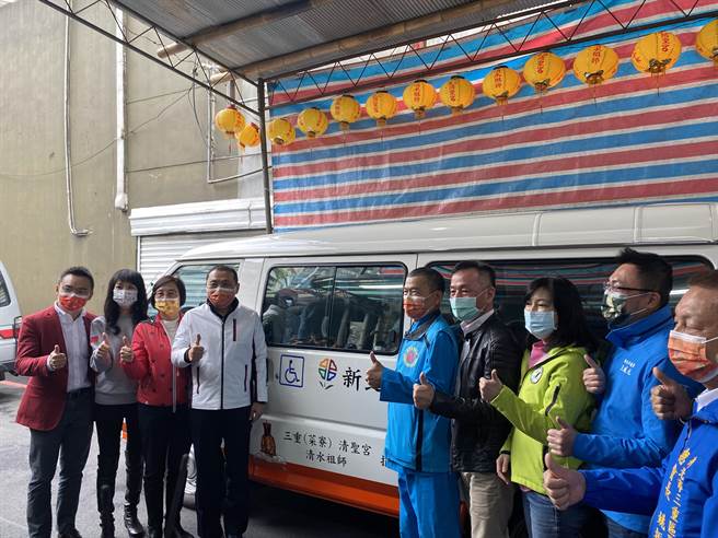 侯友宜和立委洪孟楷、市议员李余典、李翁月娥、李倩萍、王威元、蔡淑君、廖先翔及三重区长陈奇正等人抵达三重清圣宫（戴上容摄）