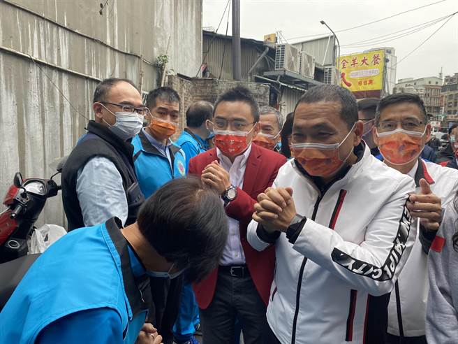 新北市长侯友宜17日特地率民政、社政、交通、新闻等首长参香、受赠（戴上容摄）