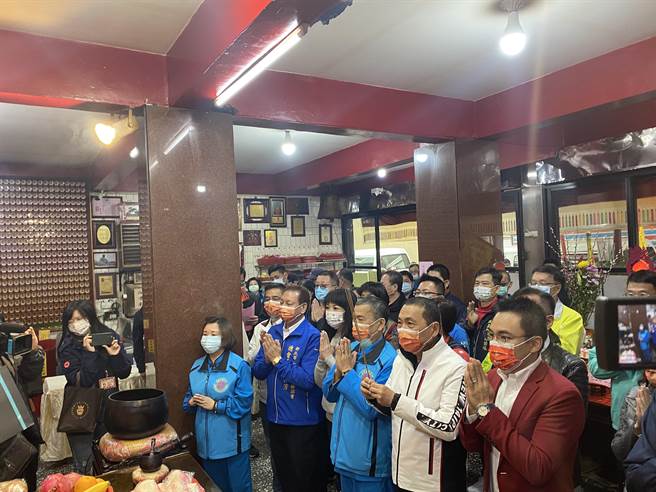 侯友宜和立委洪孟楷、市议员李余典、李翁月娥、李倩萍、王威元、蔡淑君、廖先翔及三重区长陈奇正等人抵达三重清圣宫（戴上容摄）