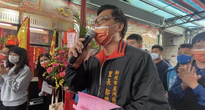 芦洲区里长郭腾芳担任主持人现场气氛热闹。（戴上容摄）