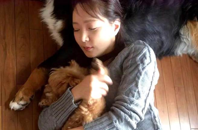 松田裕美靠着编织包包扭转人生。(图/翻摄自网路)