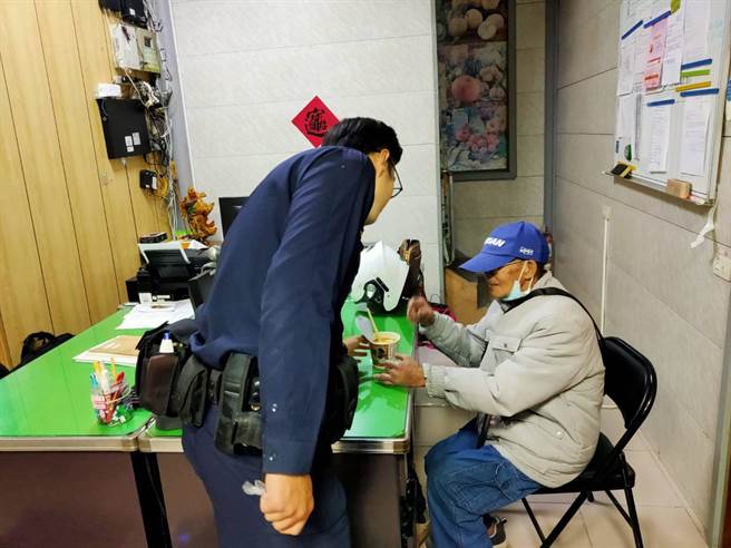 头份警分局头份所及南庄分驻所员警联手寻获温姓老翁。（头份警分局提供／谢明俊苗栗传真）