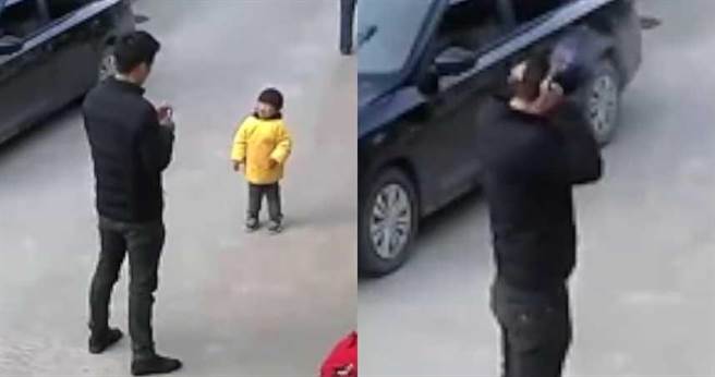 傻男手握「冒煙鞭炮」摀耳朵 （圖／翻攝自漩渦視頻）