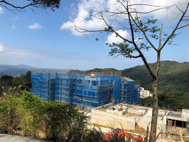 基隆市姜子寮山首件集村農舍開發案預計明年完工，地方憂心生態遭破壞。（基隆市議員王醒之提供／陳彩玲基隆傳真）