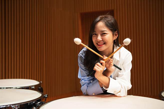 金世正在剧中饰演定音鼓手。（纬来戏剧台提供）