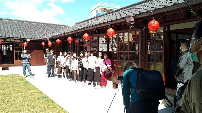 六龟区百年日式建筑「池田屋」，春节连假期间吸引许多游客参观，一探六龟歷史。（林雅惠摄）