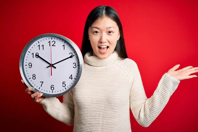 运势命理网站「生肖运势天天看」分析，沙发或床头上方都不宜挂钟。（示意图／shutterstock）