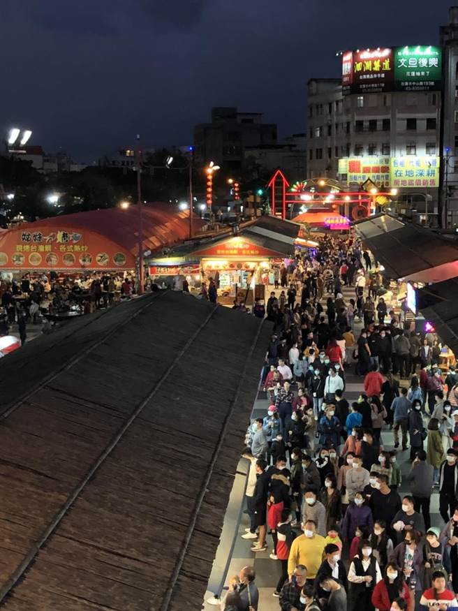 東大門夜市春節連假吸引爆量遊客，縣府為防疫啟動最多五千人同時進場的總量管制，在出入口外有許排隊等候進場的遊客。 （花蓮縣府提供／王志偉花蓮傳真）