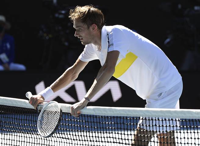 麦维德夫经歷一场苦战，累得撑着球网稍微喘息。（美联社）