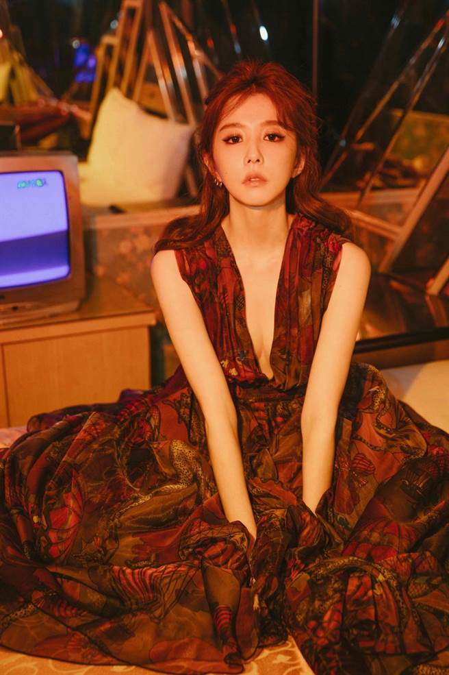 邵雨薇和华裔设计师Daniel Wong合作拍摄杂志。（多曼尼提供）