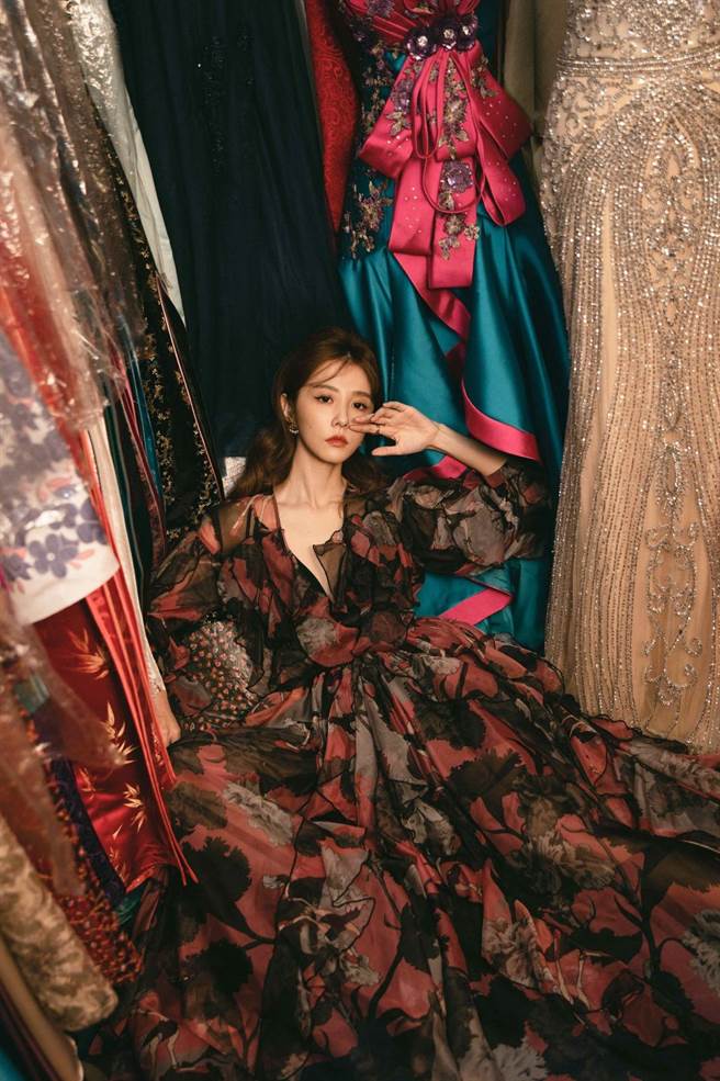 邵雨薇和华裔设计师Daniel Wong合作拍摄杂志。（多曼尼提供）