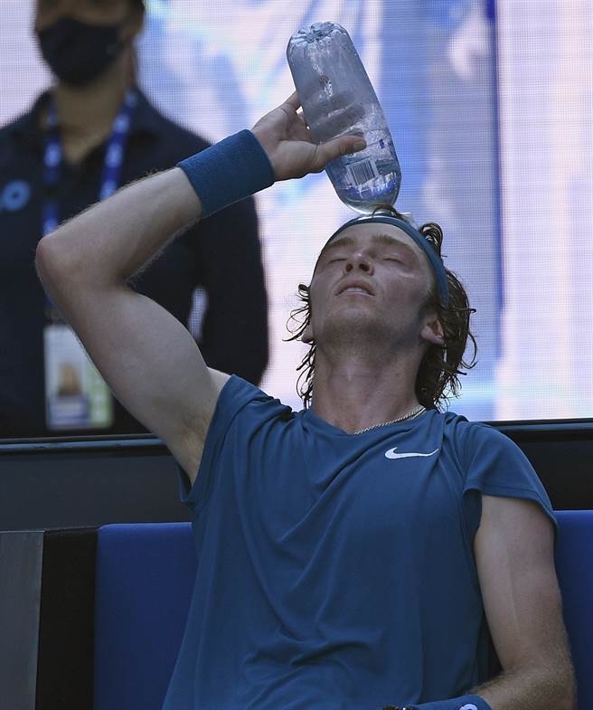 今天澳网天气炎热，休息时鲁布列夫在头部浇水降温。（美联社）
