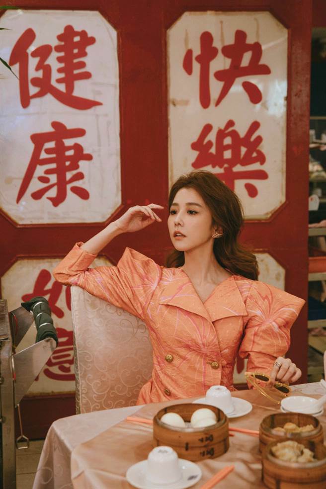 邵雨薇刻意梳蓬头髮，搭配厌世眼神，就是参考电影《重庆森林》的林青霞。（多曼尼提供）