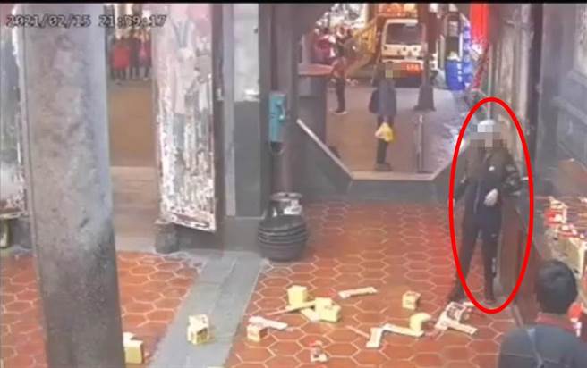 女子到鹿港天后宫搞破坏，摔香又推落金纸，让人不解为什么要在神明面前这样做？（民眾提供／吴敏菁彰化传真）
