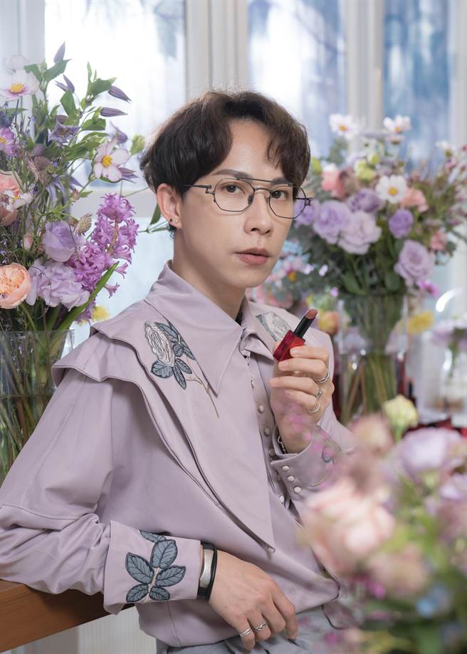 彩妝師劉人瑋手持LUNASOL限定脣膏，1400元。（LUNASOL提供）