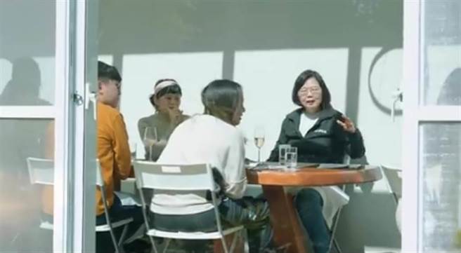 总统蔡英文在农历过年期间，特别邀请网红到官邸吃饭。(截取自蔡英文脸书影片)
