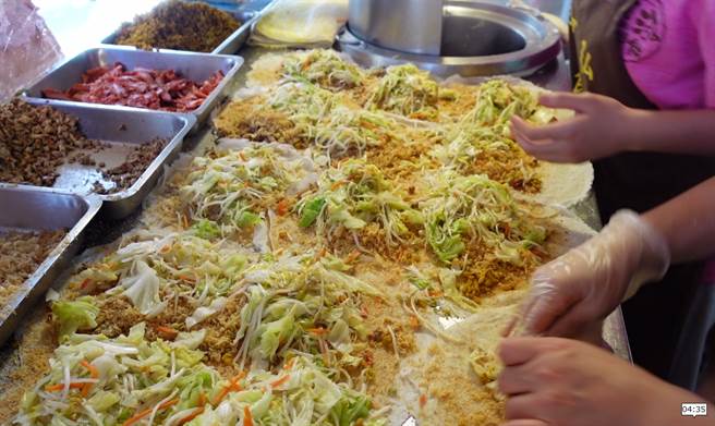 一位网友分享，南部家中长辈在包润饼时会把「油麵」当作配料一起食用，引起热议。(示意图，中时报系资料照／游定刚摄)