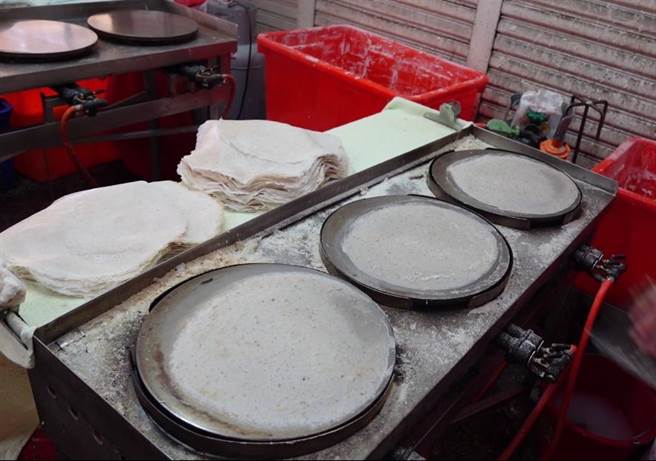 饼皮为润饼的主要灵魂，独门研发不会出水成好吃致胜关键。(照片/游定刚 拍摄)