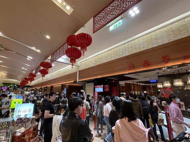 台中大遠百春節期間開店即湧現大量用餐人潮。（遠百提供）