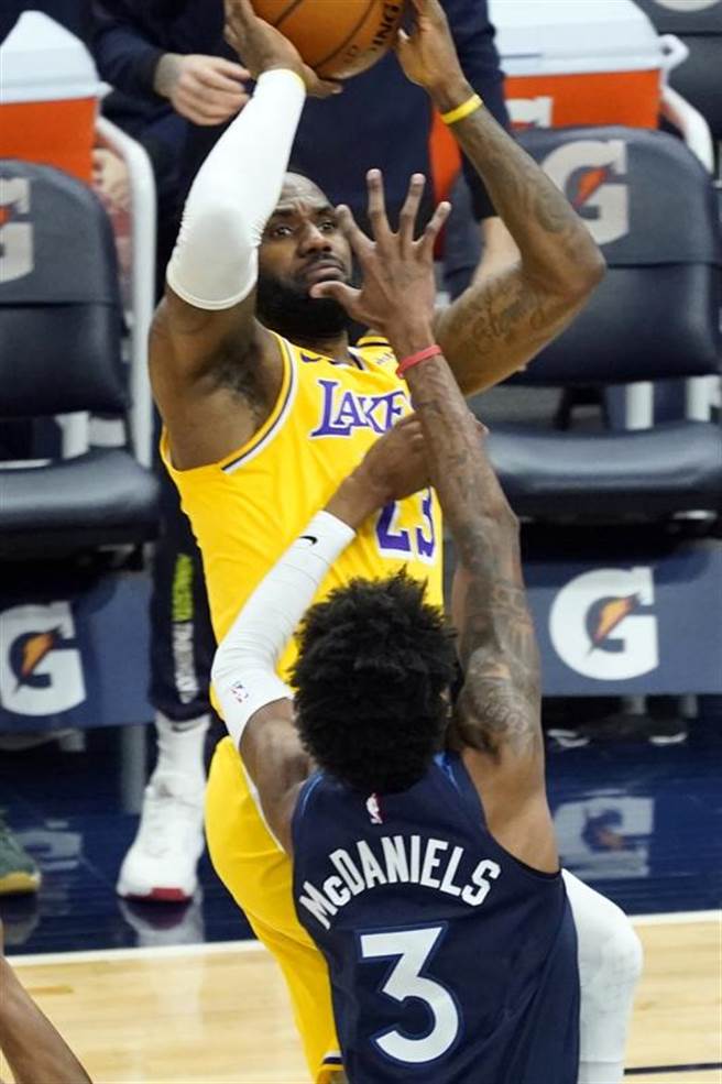 詹姆斯已创下连续1024场得分上双纪录，紧追在后的「篮球之神」乔丹也不过是连续866场，詹姆斯这项纪录已是前无古人，恐也是后无来者了！(美联社)