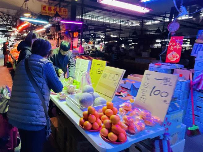 果菜市场开市吸引人潮群聚 民眾忧爆发群聚感染 北农：防疫绝不松懈。（吴康玮摄）